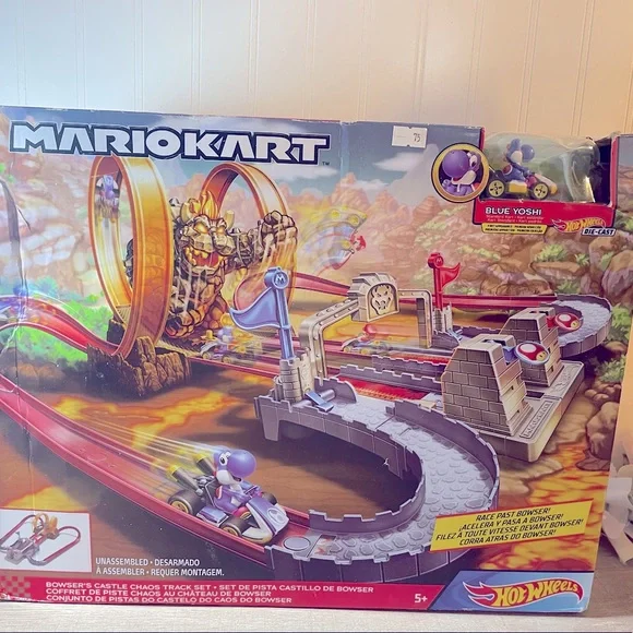 Hot Wheels Mario Kart Bowser’s Castle Chaos with Yoshi NEW - Picture 1 of 7